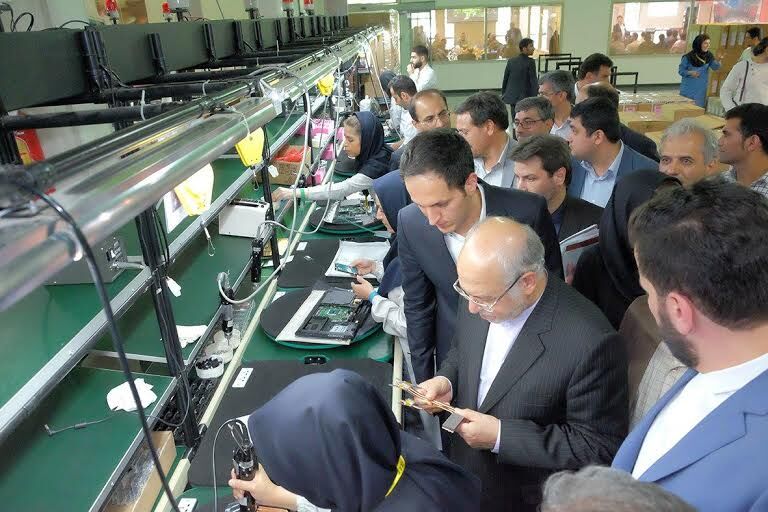 بازدید وزیر صنعت از مجتمع کامپیوترهای بدون کیس و لپ تاپ 