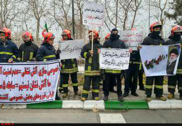 تجمع آتش‌نشانان مشهدی مقابل ساختمان استانداری
