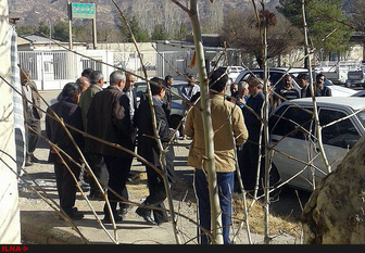 کارگران سهام دارن کارخانه قند یاسوج مقابل بانک تجارت تجمع کردند