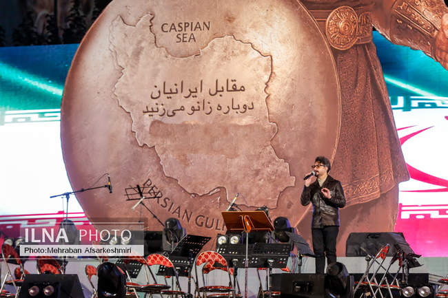 رونمایی از مجسمه «زانو زنندگان برابر ایران»