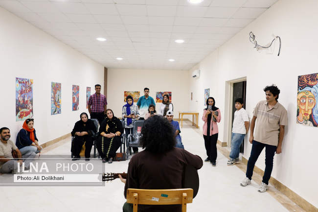 نمایشگاه «صلح» در فین؛ پوسترهای آذرخش فراهانی روی دیوار فرهنگ