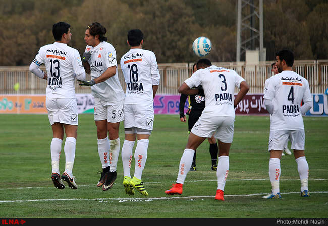 مسابقه فوتبال بین دو تیم نفت تهران و سایپای تهران