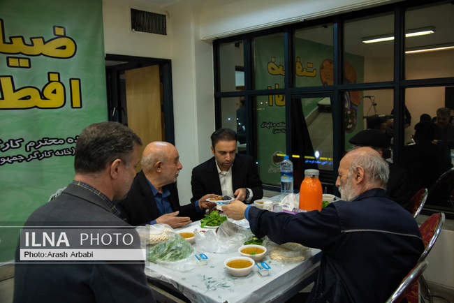  ضیافت افطاری خانه کارگر با حضور  کارگران و بازنشستگان 