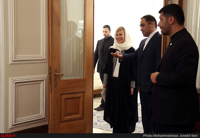 تقدیم استوارنامه کشورهای سوئد و سیرالئون به ظریف 