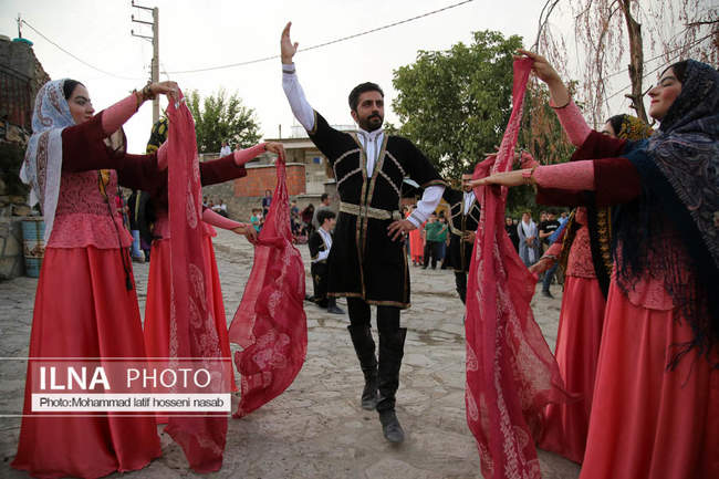اجراهای روز دوم چهاردهمین جشنواره بین المللی تئاتر خیابانی مریوان