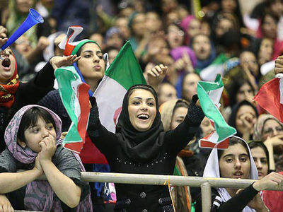 ورود جنجالی یک دختر به استادیوم در بازی جام حذفی (ویدئو)