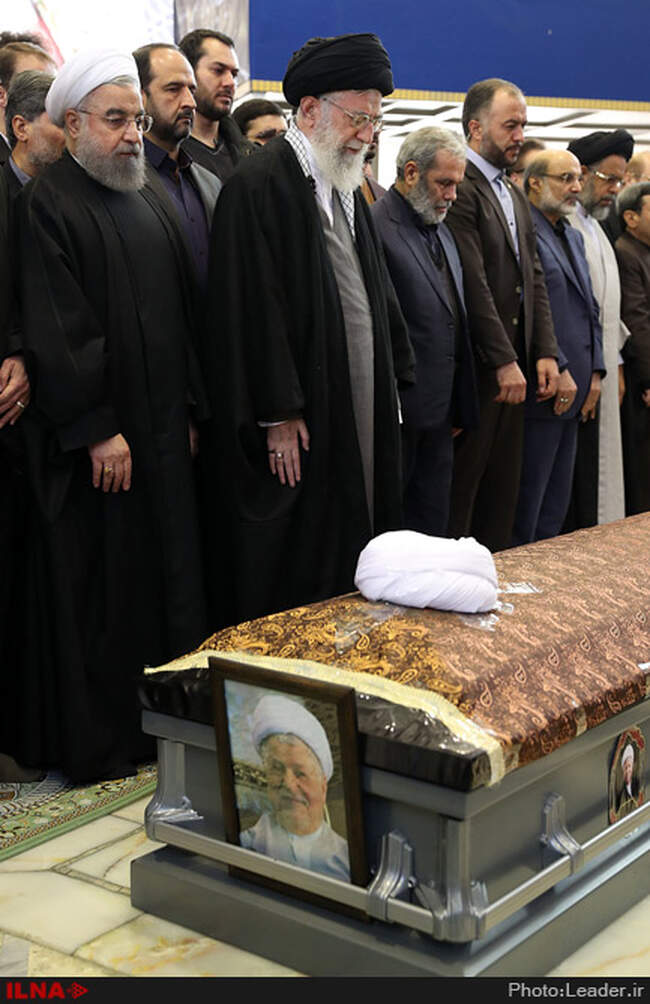 اقامه نماز توسط رهبر انقلاب بر پیکر حجت‌الاسلام والمسلمین هاشمی رفسنجانی