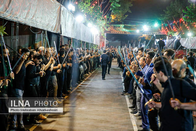 مراسم شاه حسین گویان در تکیه مکتب تشیع در شب عاشورا