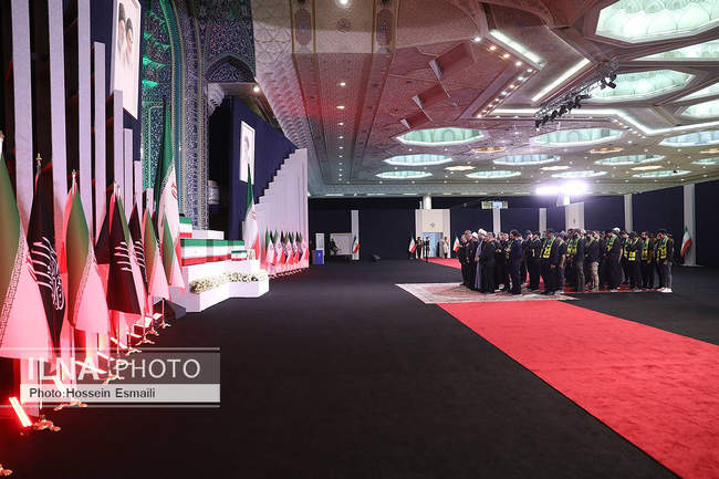ادای احترام مهمانان و مسئولان خارجی به پیکر امام شهید/1