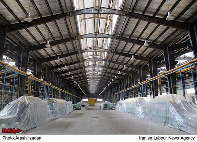 خاک به جای کار در کارخانه ای تعطیل