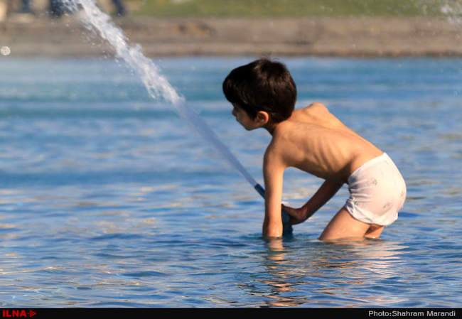 آب بازی کودکان در میدان امام اصفهان
