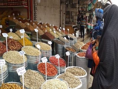 کام شهروندان از شیرینی شب عید تلخ شد / مردم تماشاگر بازار شب عید/ فروش پسته‌های کیفیت پایین با خطر بیماری
