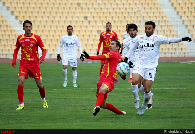 مسابقه فوتبال بین دو تیم نفت تهران و سایپای تهران