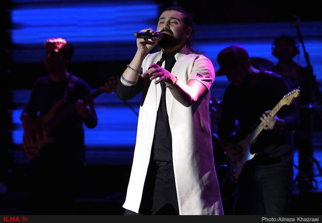 اجرای امیر عباس گلاب در سومین شب جشنواره موسیقی فجر