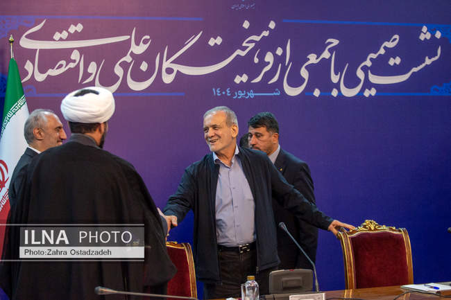 نشست صمیمی رئیس جمهور با جمعی از فرهیختگان علمی و اقتصادی