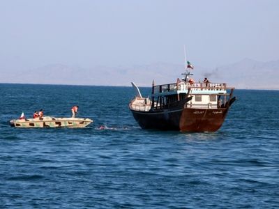 توقیف شناور حامل کالای قاچاق در آب‌های قشم