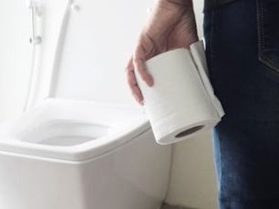 تکنیک‌های حرفه‌ای برای رفع گرفتگی توالت با دستمال کاغذی
