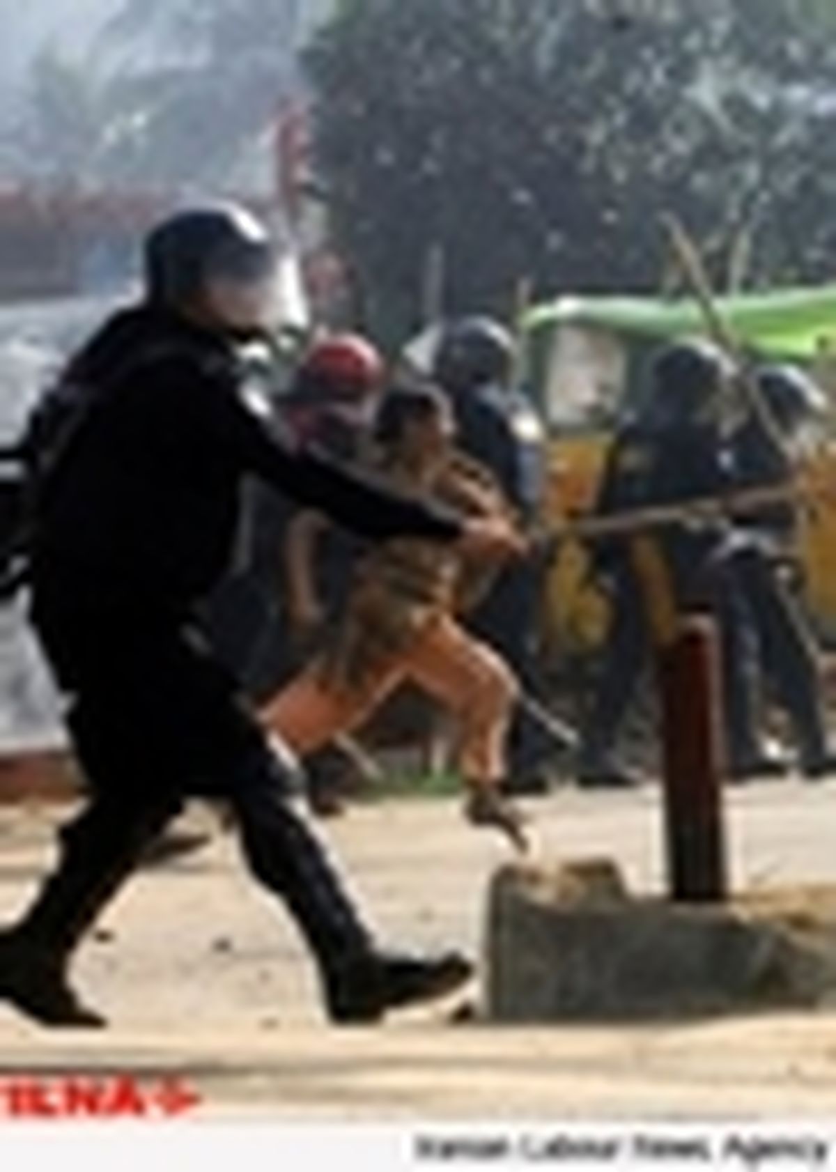 پلیس بنگلادش با کارگران معترض درگیر شد