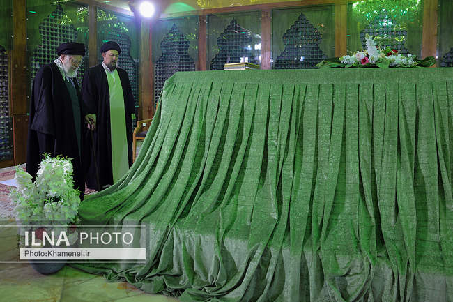 حضور رهبر انقلاب در مرقد بنیانگذار جمهوری اسلامی ایران