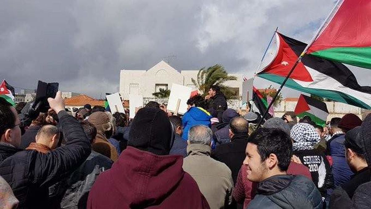 تجمع تظاهرکنندگان لبنانی در برابر سفارت آمریکا در اعتراض به معامله قرن