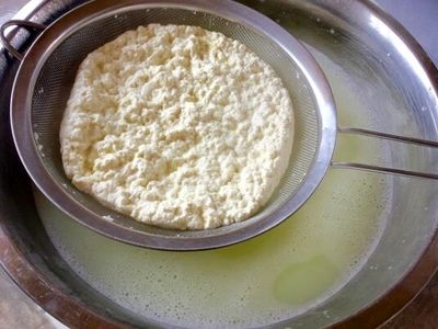 آب پنیر را دور نریزید؛ نحوه مصرف و فواید آن