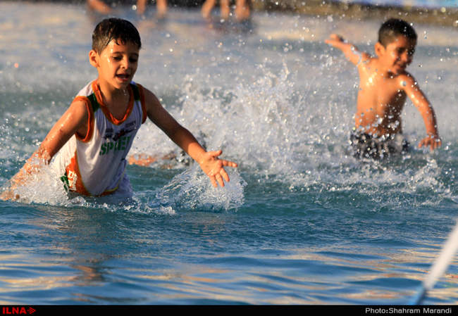 آب بازی کودکان در میدان امام اصفهان