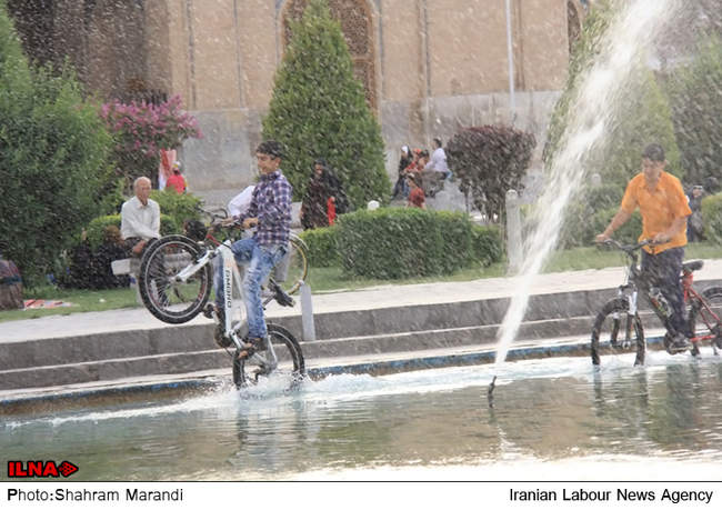  آب‌ بازی کودکان در میدان امام اصفهان