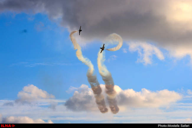 اجرای نمایش‌های هوایی در جریان نهمین نمایشگاه بین‌المللی هوایی ایر