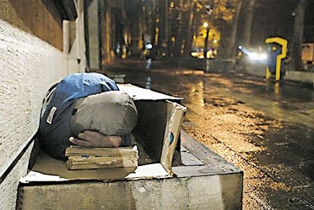 تهرانی‌ها در صورت مشاهده افراد بی‌سرپناه با ۱۳۷ تماس بگیرند