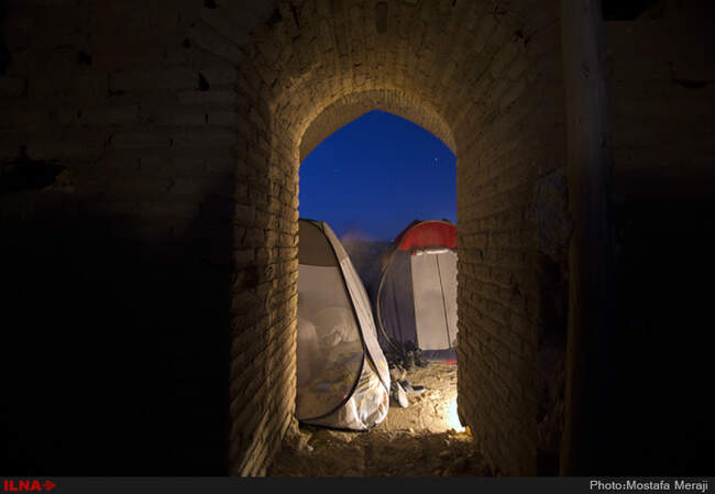 نمای شبانه کاروانسرای دیر گچین، بزرگترین کاروانسرای خشتی گچی ایران در استان قم