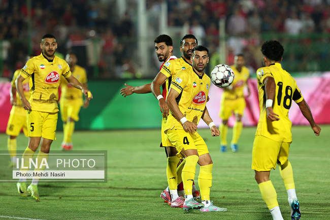 دیدار تیمهای فوتبال پرسپولیس تهران و فجر شهید سپاسی شیراز