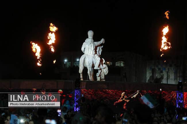 رونمایی از مجسمه «زانو زنندگان برابر ایران»