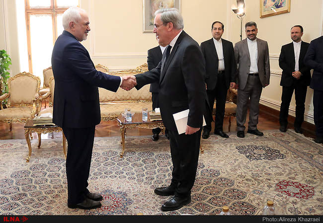 تقدیم استوارنامه سفیر جدید فرانسه به وزیر امور خارجه