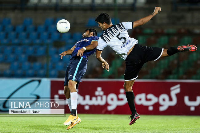 دیدار تیمهای فوتبال پیکان و نفت مسجدسلیمان