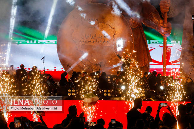 رونمایی از مجسمه «زانو زنندگان برابر ایران»