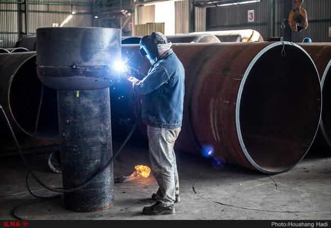 سایه های خمیده کارگران را دریابیم