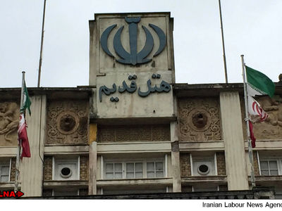 نصب پرچم‌های پاره هنگام برگزاری اجلاس بین المللی در هتل قدیم رامسر