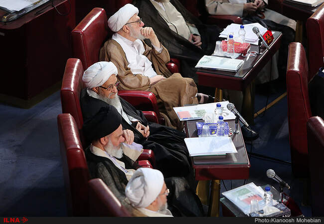 از تاخیر نمایندگان خبرگان در غیاب روحانی تا نشستن نماینده اصفهان بر صندلی آیت‌الله