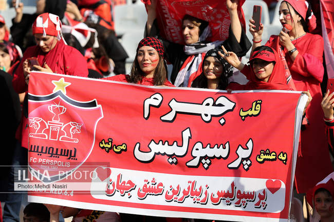 تصاویری از اولین حضور بانوان پرپسولیسی در لیگ برتر فوتبال در ورزشگاه