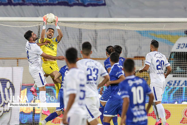 دیدار تیمهای استقلال تهران و گل گهر سیرجان