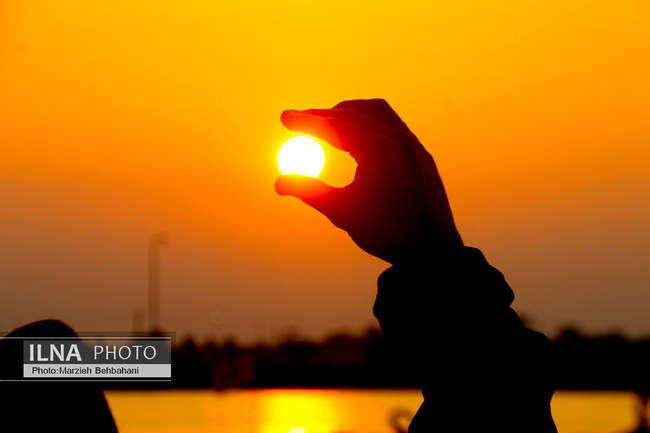 *سایه‌ی غروب در قلب آبادان؛ روایت تصویری از زندگی، نگاه و نفس‌های آخ