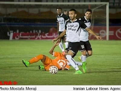 بازی فوتبال بین دو تیم صبا قم و سایپا