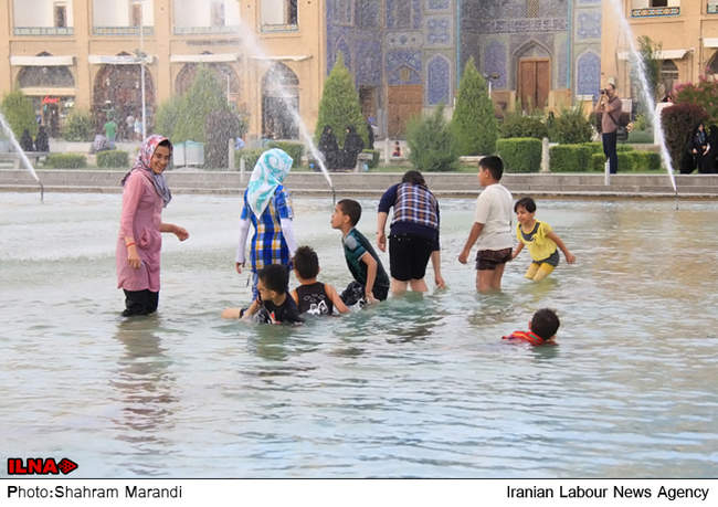  آب‌ بازی کودکان در میدان امام اصفهان