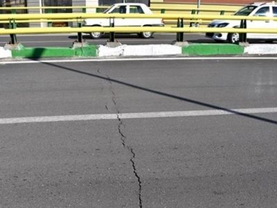 ترک آسفالت در خیابان بزرگمهر همچنان درحال برسی است