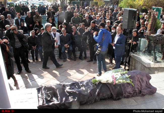 مراسم تشییع جنازه دالوند روزنامه نگار در خانه هنرمندان