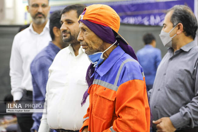 قرائت قرآن و افطاری کارکنان شهرداری بندرعباس در جوار شهدا 