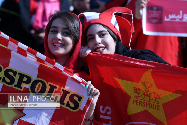 تصاویری از اولین حضور بانوان پرپسولیسی در لیگ برتر فوتبال در ورزشگاه