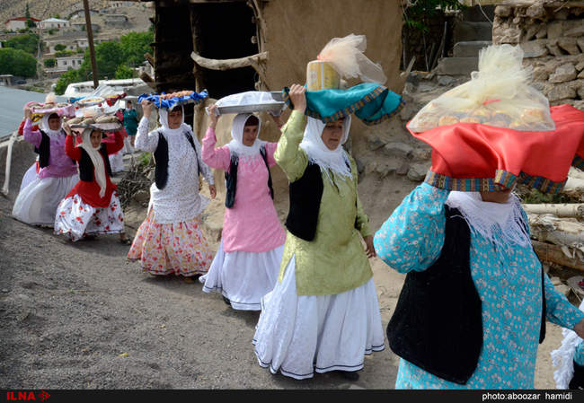 مراسم عیدی بران (بردن هدیه برای نوعروس) در روستاهای گیلان‎