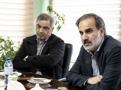 تاکید بر جلب مشارکت هنرمندان با هر سلیقه و ایده/فعالیت‌های نسل نو حمایت شود