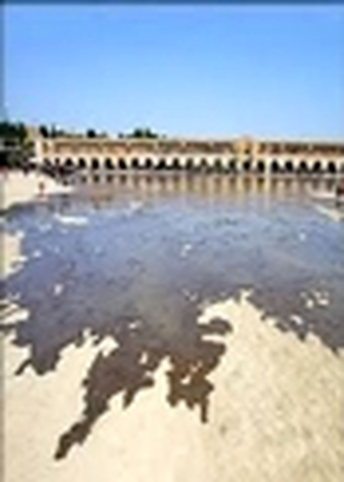 چشم اصفهان به زاینده رود جاری روشن شد